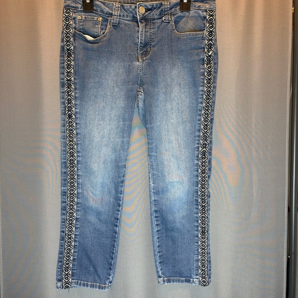 Elegant Blue Cropped Jeans with Embroidery
